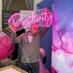 Teammitglied mit Money Positivity Schriftzug