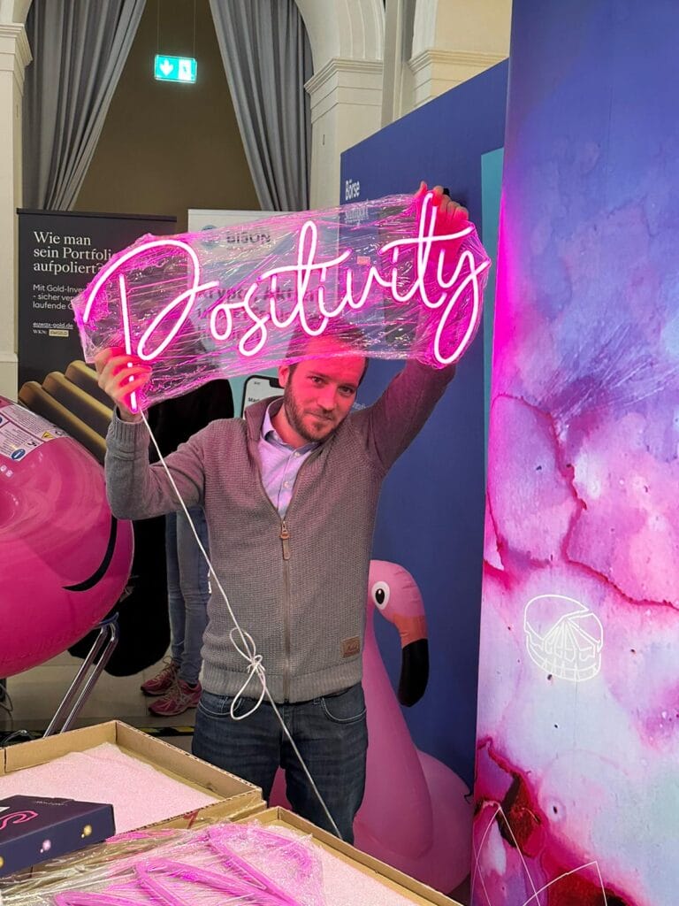Teammitglied mit Money Positivity Schriftzug