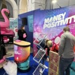 Team Spirit auch beim Aufbau und Abbau des Money Positivity Stands beim Börsentag Hamburg 2023