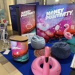 Mopy, das Maskottchen von Money Positivity, am Stand auf dem Börsentag