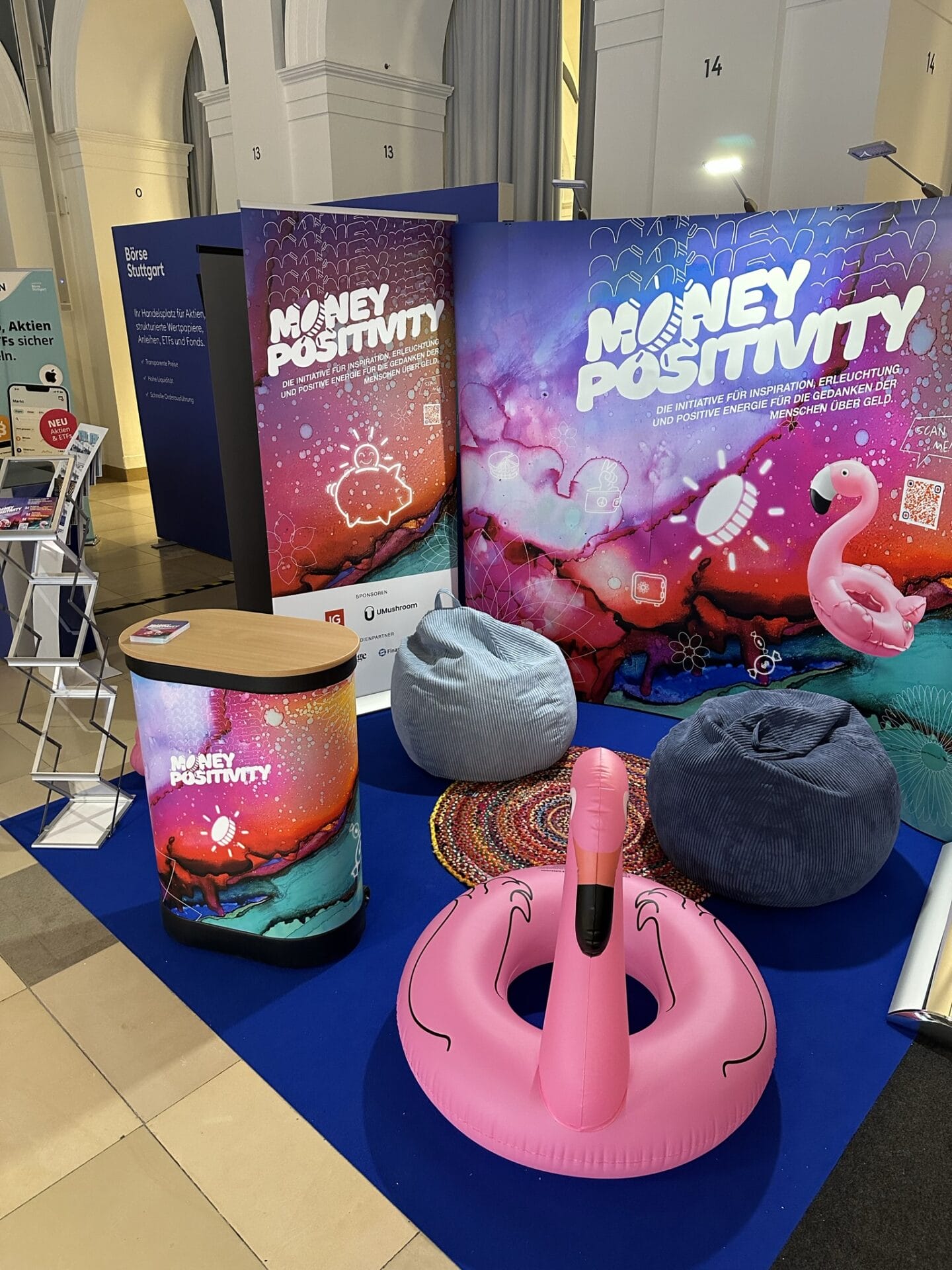 Mopy, das Maskottchen von Money Positivity, am Stand auf dem Börsentag