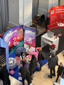Gespräche auf dem Börsentag für ein positives Money Mindset – Audience_Engagement_Money_Positivity_Discussion_Börsentag_Hamburg_2023