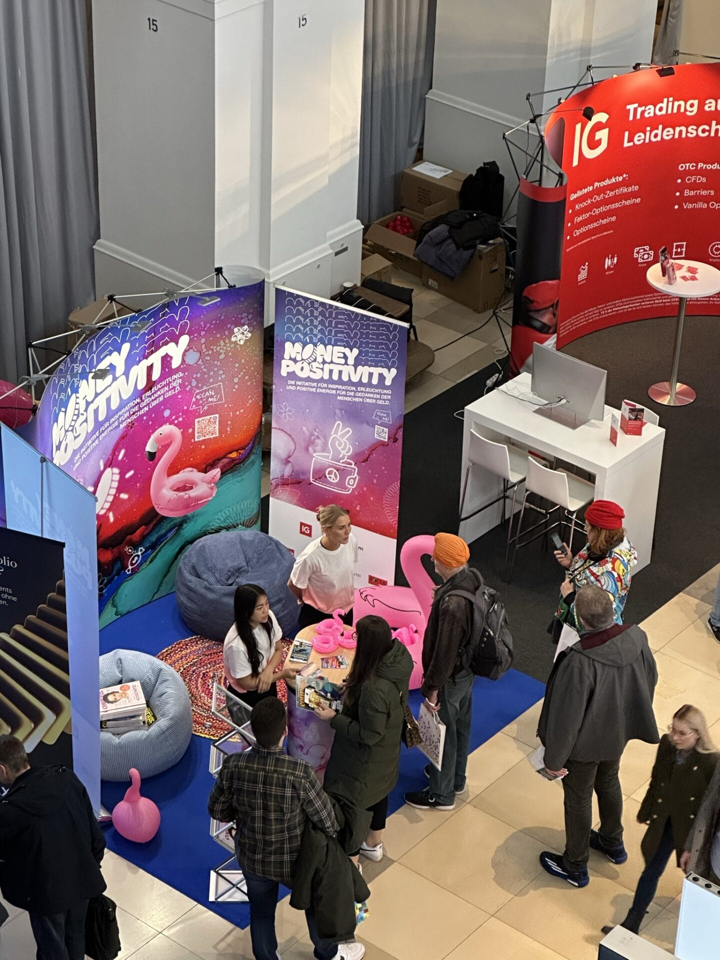Gespräche auf dem Börsentag für ein positives Money Mindset – Audience_Engagement_Money_Positivity_Discussion_Börsentag_Hamburg_2023