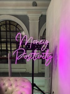 Money Positivity Schriftzug auf dem Börsentag Hamburg